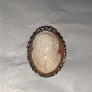 Vintage Virgin Mary cameo pin/pendent